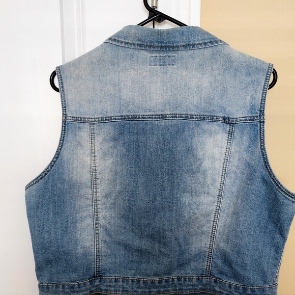 Sleeveless Crop Jean Jacket - Picture 2 of 3